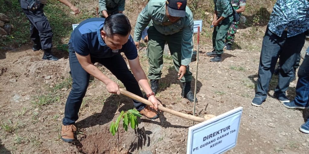 Jaga Kelestarian Alam Gudang Garam Tanam Ribuan Pohon