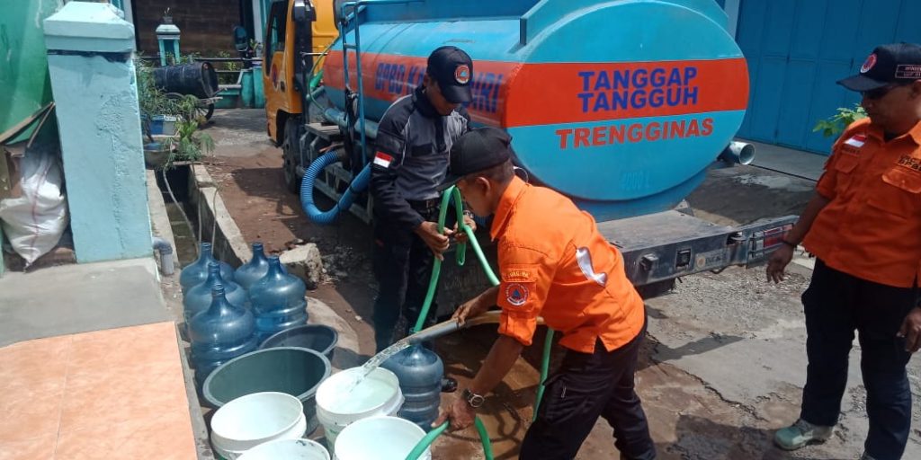 BPBD melakukan dropping air ke warga dusun Tawangsari