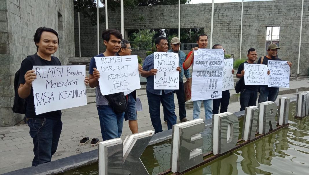 Aksi damai dari AJI Kediri untuk mendesak pencabutan remisi pembunuh jurnalis di Memorial Park.