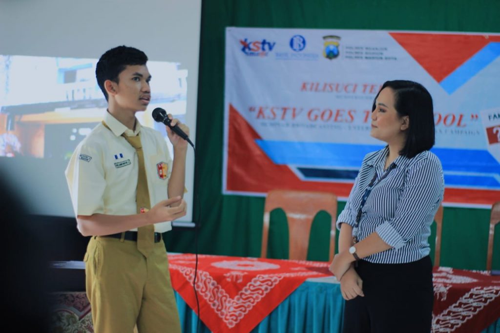 Chaterin dari Bank Indonesia Kediri saat berdiskusi soal ekonomi di SMAN 2 Kota Madiun