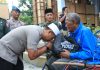 Kapolres Kediri AKBP. roni Faisal saat membagikan sembako bersama TNI pada tukang becak