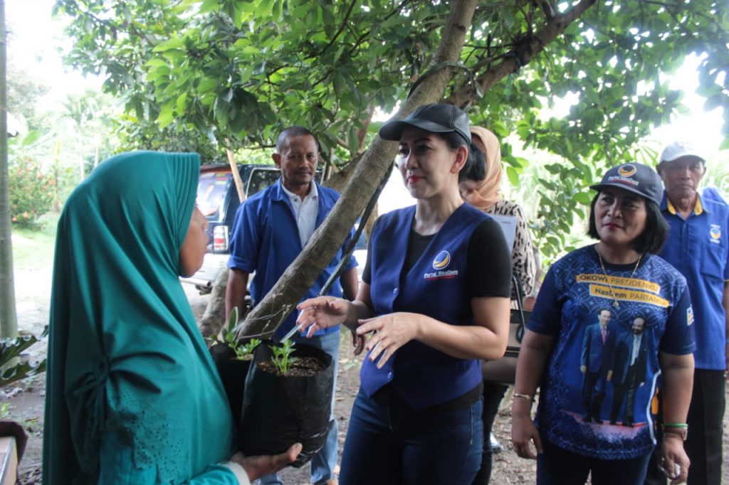 Saat Venna Melinda menyerahkan benih langsung kerumah warga