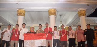 Gubernur dan Wagub Jatim memegang bendera Indonesia saat penyambutan pemain dan official Timnas Indonesia U-22 di Gedung Grahadi Surabaya