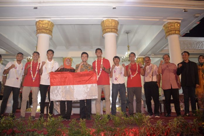 Gubernur dan Wagub Jatim memegang bendera Indonesia saat penyambutan pemain dan official Timnas Indonesia U-22 di Gedung Grahadi Surabaya