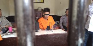 Seorang tahanan sedang memanfaatkan layanan besuk online di Polres Tulungagung