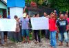 Warga menggelar unjuk rasa di depan kantor desa
