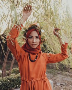 Asfa, salah satu model tengah berpose dalam kegiatan hunting amal. (foto : Jatimsmart.id)