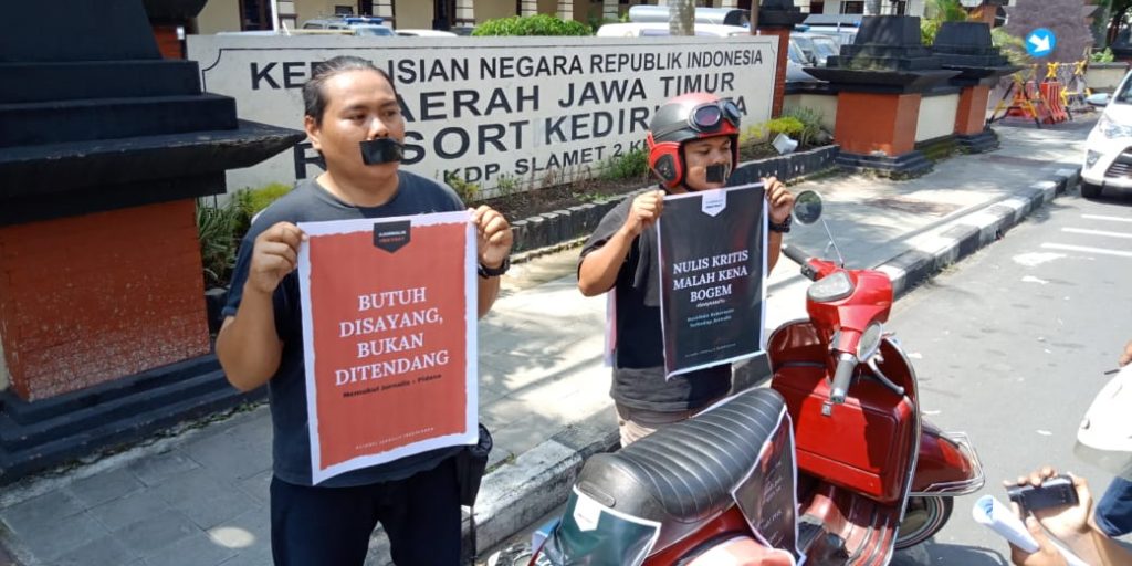 Berhenti di depan Mapolres Kediri Kota