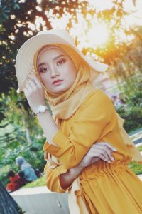 Fandria, salah satu model tengah berpose dalam kegiatan hunting amal. (foto : Jatimsmart.id)