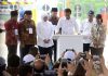 Khofifah mendampingi Jokowi saat peresmian Tol Pandaan-Malang. (Foto: Humas)