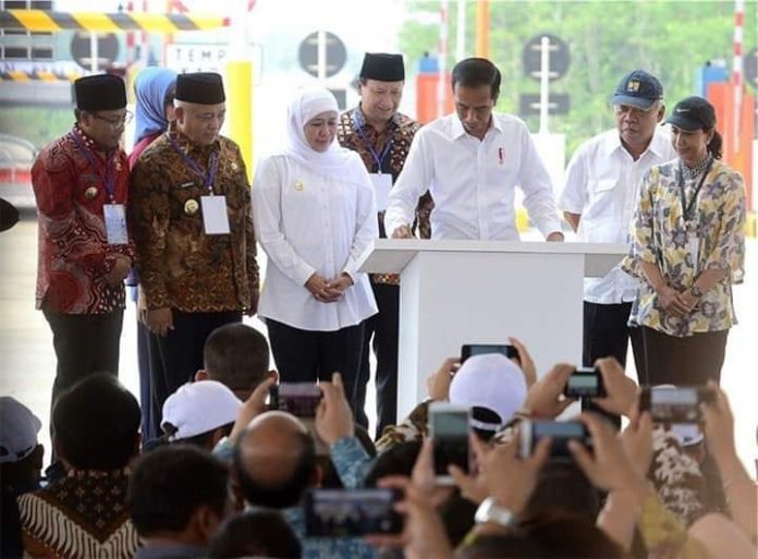 Khofifah mendampingi Jokowi saat peresmian Tol Pandaan-Malang. (Foto: Humas)