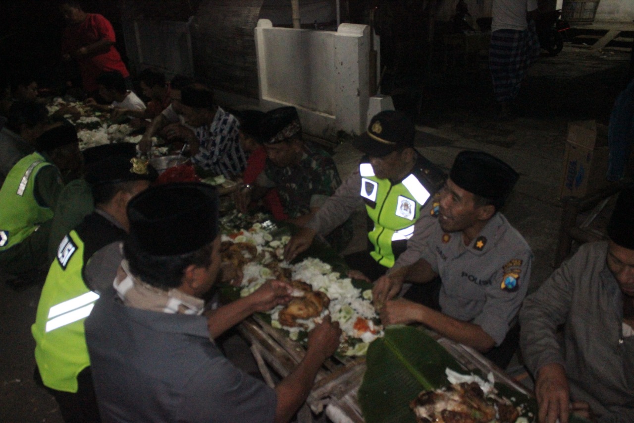 Kompak santap sahur bersama dengan nasi bancakan ala warga