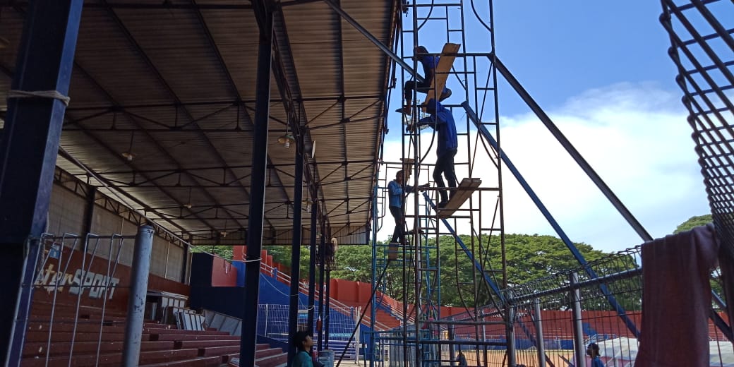 Pekerja tengah melakukan perbaikan di Stadion Brawijaya Kediri