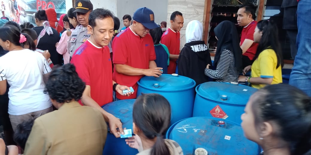 Pemberian salam tempel dari Gudang Garam