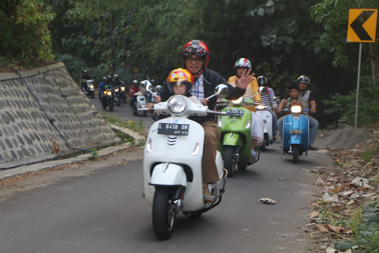 Rombongan Kapolres Kediri Kota-Wartawan melewati Gunung Klotok Kota Kediri bersama Anak Yatim Menggunakan Vespa