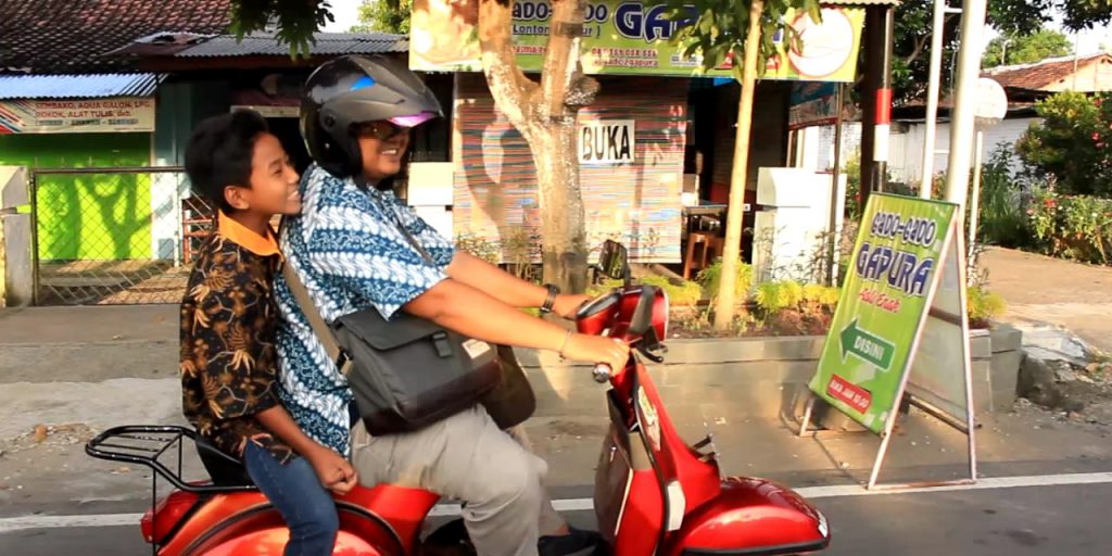 Tawa anak-anak saat diajak berkeliling menggunakan vespa