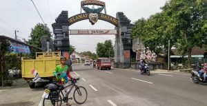 Achmad Muchlisyin berpose di depan gerbang masuk Ponorogo. (Foto: Klisin_06)