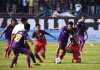 Rudi Voler mencoba melewati hadangan pemain Martapura FC. (Foto : Persik Kediri)