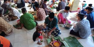 Warga kenduri ketupat di Masjid Jami' Al-Huda