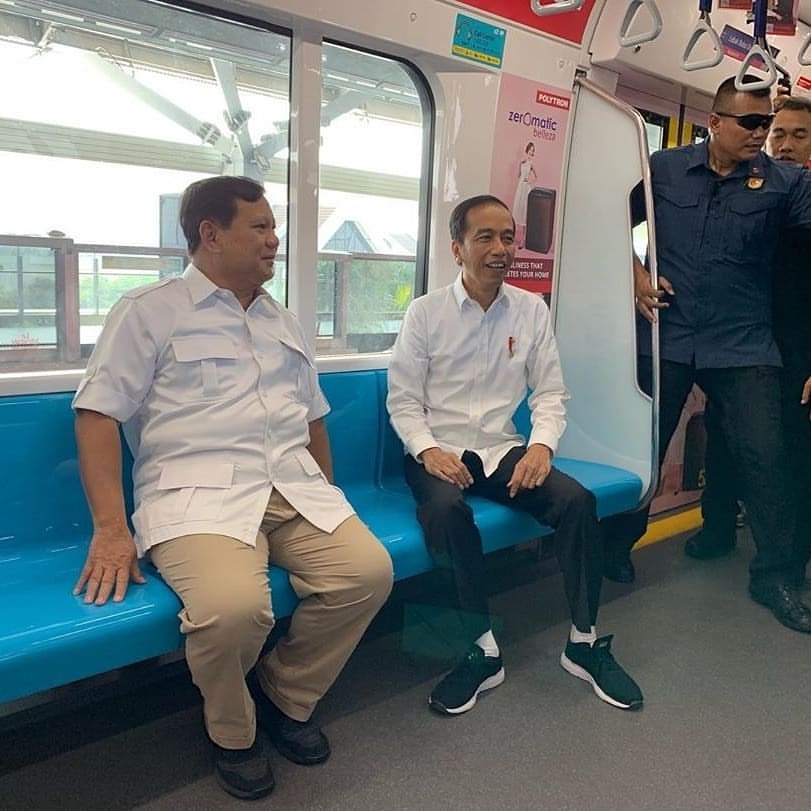 Jokowi dan Prabowo Akhirnya Bertemu di Stasiun MRT