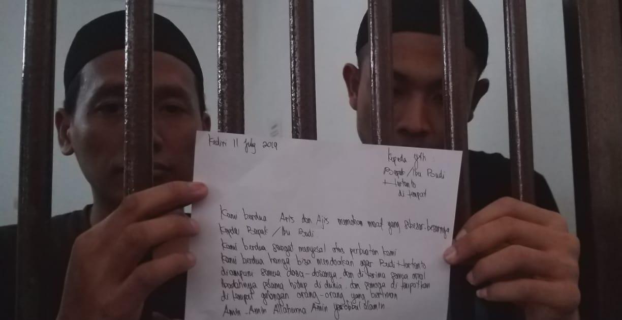 Kedua tersangka mutilasi di Kediri, Aris Sugiyanto (kiri) dan Aziz Prakoso (kanan) menunjukkan surat permintaan maaf