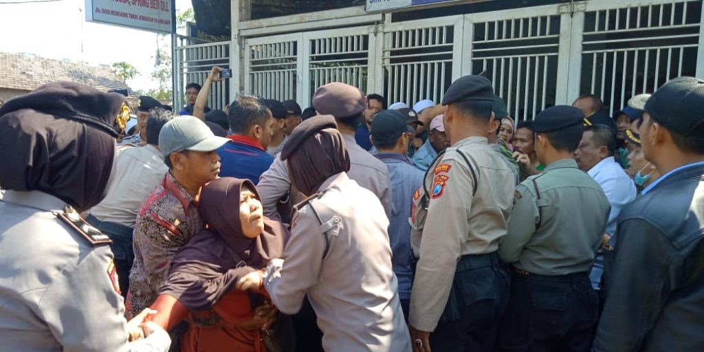 Saling Dorong Antara Polisi dan Keluarga Warnai Eksekusi Ruko di Kediri