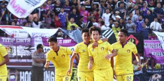Selebrasi Persik Kediri usai mencetak gol penyama kedudukan. (foto : Persik)