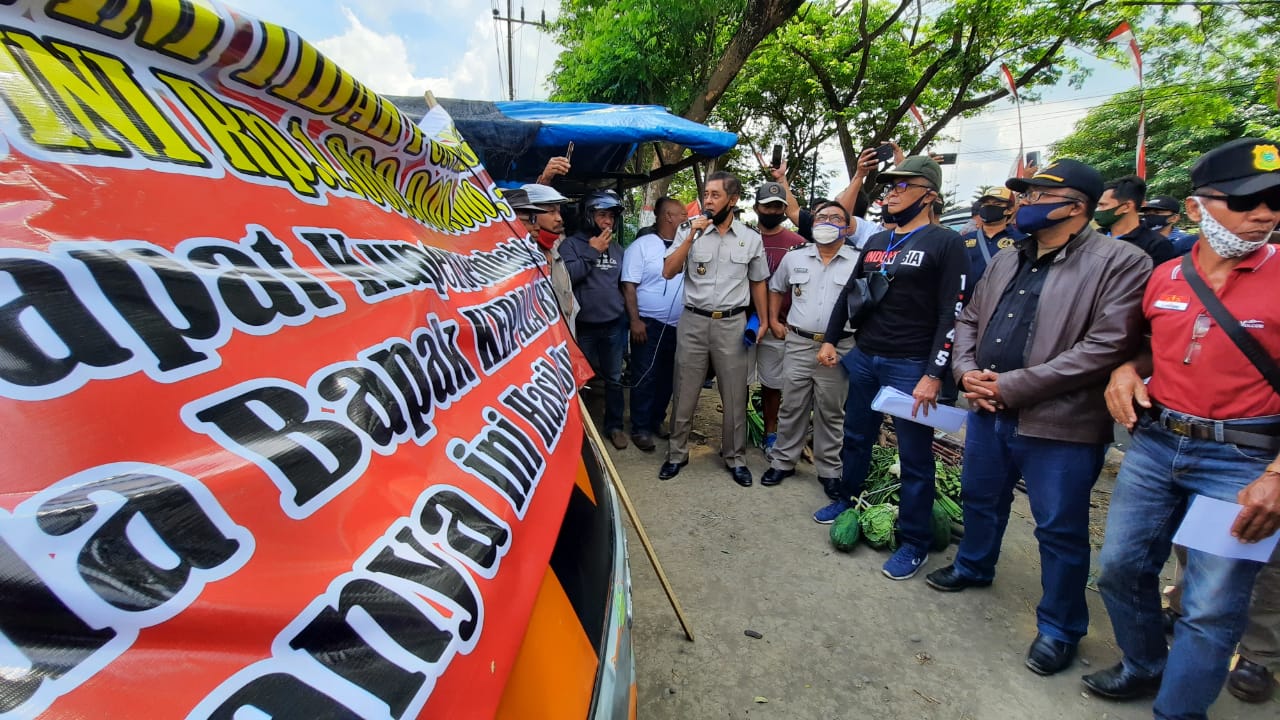 Bawa Hasil Panen, Petani Gruduk Kantor BPN Blitar - JatimSmart.id