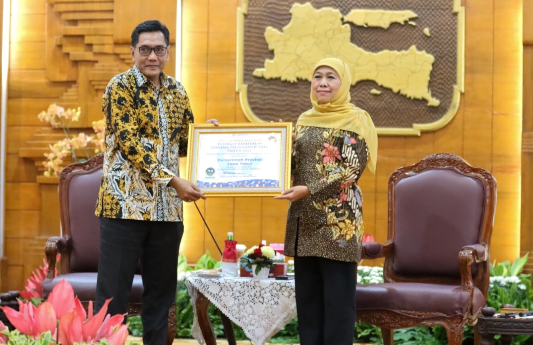Gubernur Jatim Terima Penghargaan Dari Ombudsman RI