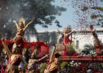 Kontingen Gudang Garam Jadi Primadona di Surabaya Vaganza 2024