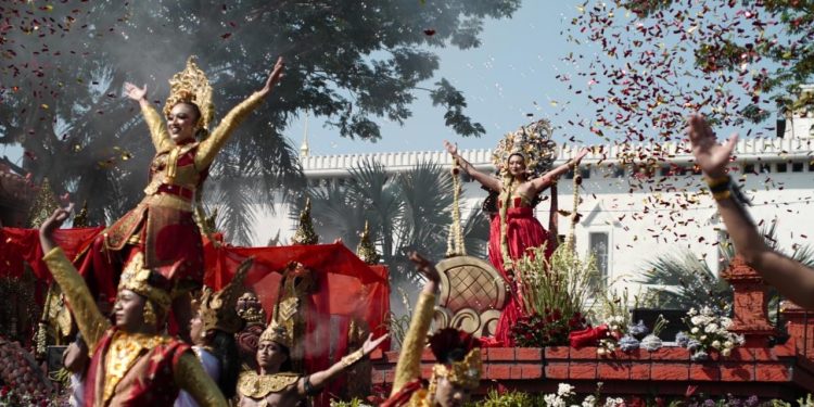 Kontingen Gudang Garam Jadi Primadona di Surabaya Vaganza 2024