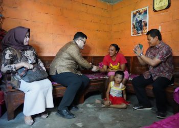 Mas Dhito Sambangi Bocah Pengidap Tumor Otak di Kediri