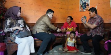 Mas Dhito Sambangi Bocah Pengidap Tumor Otak di Kediri