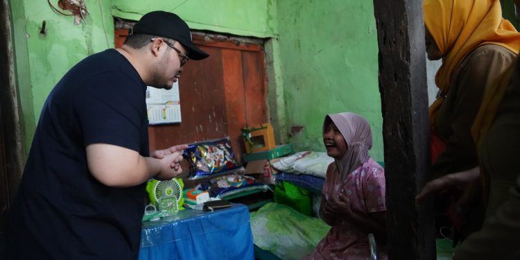 Mas Dhito Bangunkan Rumah Janda Sebatang Kara
