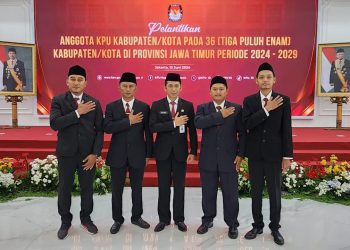 KPU RI Lantik Lima Komisoner KPU Nganjuk, 1 Petahana 4 Wajah Baru
