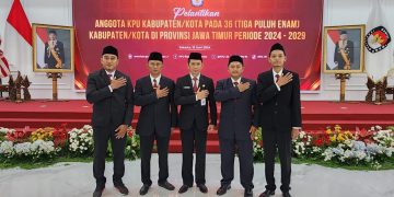 KPU RI Lantik Lima Komisoner KPU Nganjuk, 1 Petahana 4 Wajah Baru