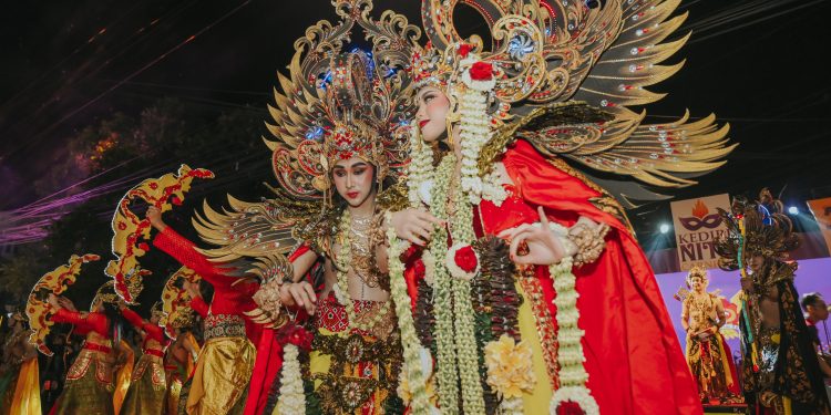 Kontingen Gudang Garam Suguhkan Exotic Flower in Paradise Dalam Kediri Nite Carnival 2024