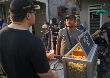 Karnaval Desa Tiron, Mas Dhito Sapa Warga dan Borong Pentol