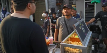 Karnaval Desa Tiron, Mas Dhito Sapa Warga dan Borong Pentol