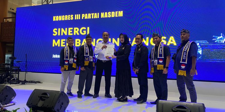 Partai NasDem Serahkan B1-KWK Kepada Pasangan Deny-Muda