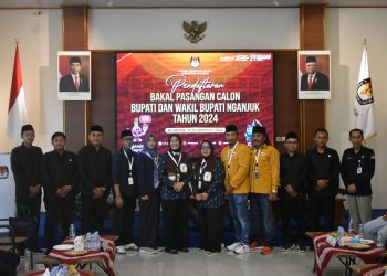 Hari Pertama Pasangan Bunda Ita – Mbak Zuli Resmi Mendaftar ke KPU Dengan Mengendarai Becak