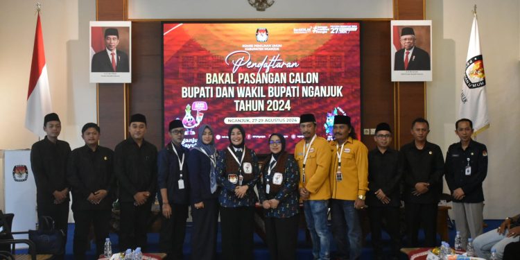 Hari Pertama Pasangan Bunda Ita – Mbak Zuli Resmi Mendaftar ke KPU Dengan Mengendarai Becak