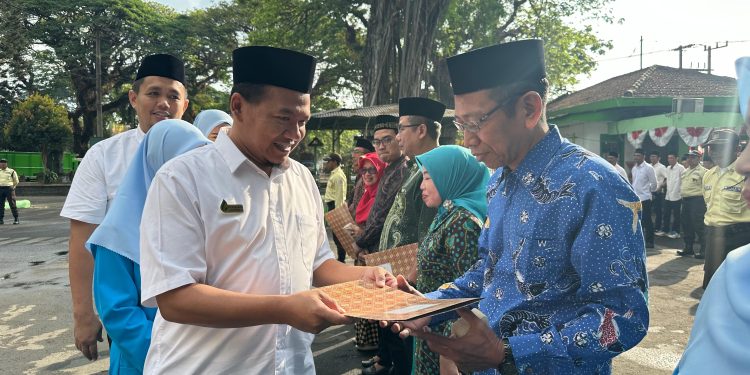 HUT ke-79 RI, PG Ngadiredjo Beri Penghargaan Karyawan Masa Kerja 30-35 Tahun 