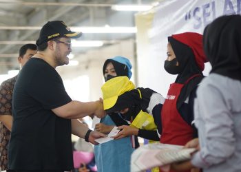 Salurkan BLT DBHCHT, Mas Dhito Disambut Antusiasme Ribuan Buruh Pabrik SKT Pare