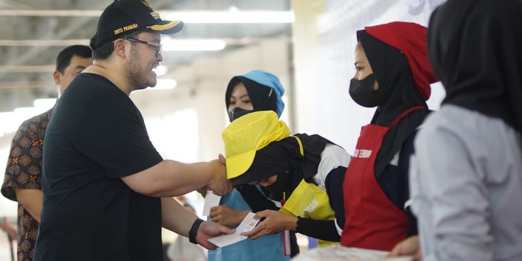 Salurkan BLT DBHCHT, Mas Dhito Disambut Antusiasme Ribuan Buruh Pabrik SKT Pare