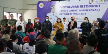 Serahkan BLT Buruh Rokok, Pj Wali Kota Kediri Himbau Belanjakan Dengan Bijak