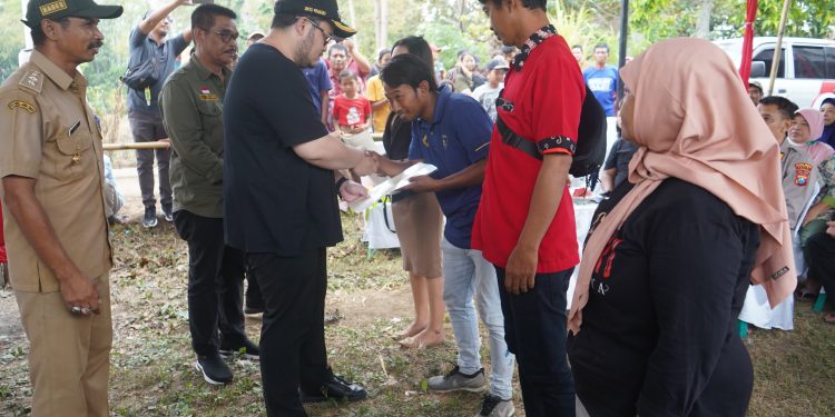 Mas Dhito Serahkan Sertifikat Elektronik Bagi Warga Kampungbaru 