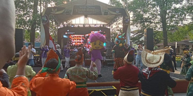 Guna Tingkatkan Partisipasi Masyarakat KPU Kota Kediri Gelar Kirab Maskot Pilkada 2024