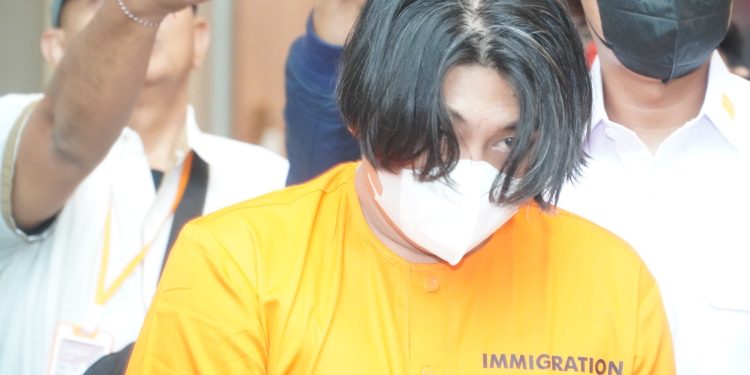 Langgar Ijin Tinggal, Imigrasi Kediri Tindak WNA asal Belanda dan Filipina