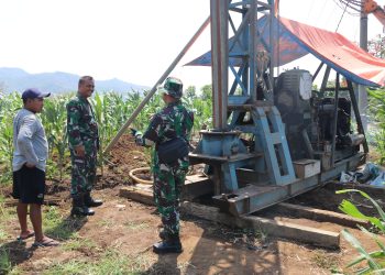 Guna Terpenuhinya Sarana Air Bersih Satgas TMMD ke 122, Kodim 0809/Kediri Buat Sumur Bor